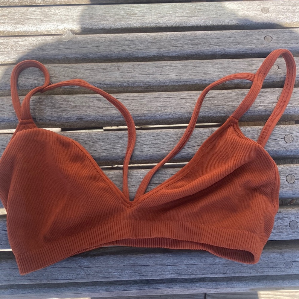 Ribbed bralette.